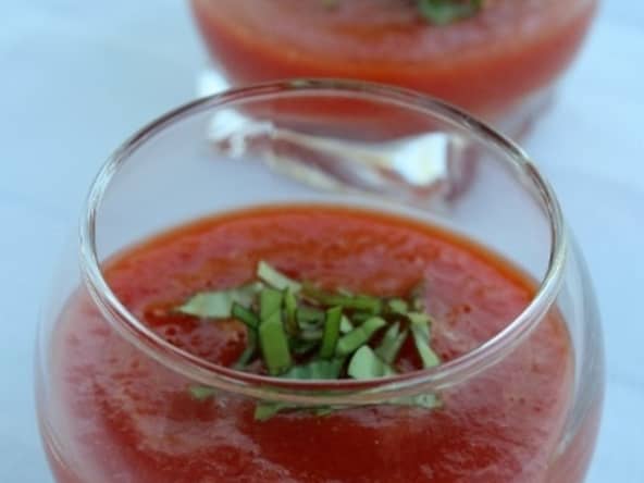 Verrines de soupe de tomates au basilic