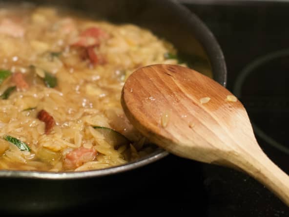 Orzo façon risotto aux courgettes, lard et pesto