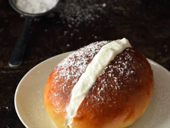 Maritozzi une brioche farcie de crème fouettée pour un petit déjeuner à l'italienne