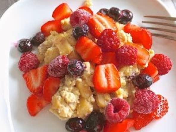 Oeufs brouillés sucrés, pomme, cannelle et fruits rouges