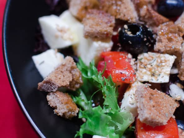 Salade de crudités, à la mozzarella, aux myrtilles et aux croûtons