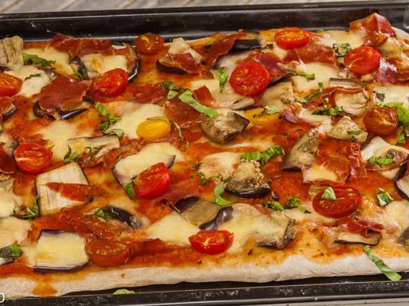 Pizza aubergines jambon et mozzarella