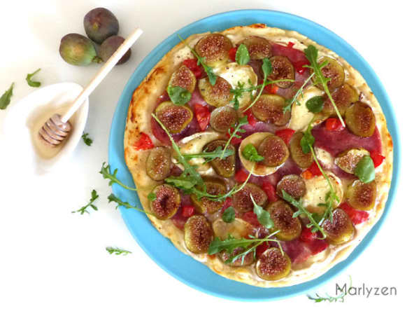 Pizza au chèvre, bacon et figues fraîches
