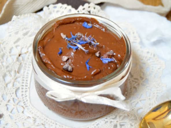 Crèmes dessert crues au cacao et à l'avocat