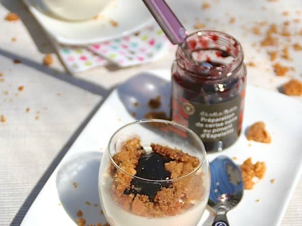 Panna Cotta vanille, cerise noire piment d'Espelette et son crumble