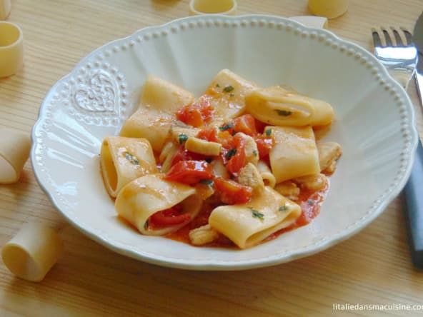 Pâtes calamarata à l'espadon et aux tomates cerises