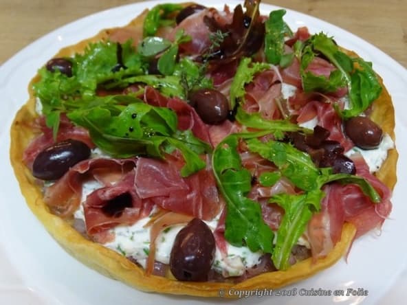 Tarte feuilletée au chèvre frais, prosciutto di Parma et olives de Kalamáta