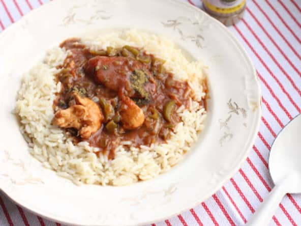 Gumbo filé au poulet et la saucisse fumée