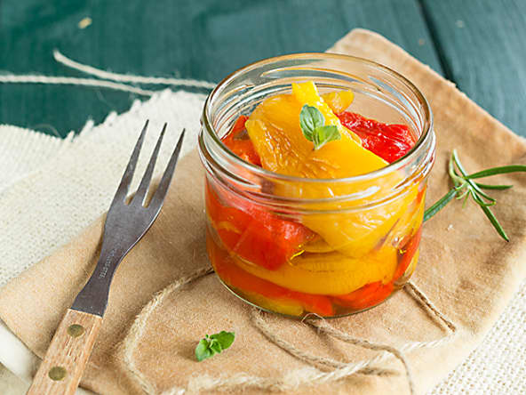 Poivrons jaunes et rouges rôtis et marinés à l'huile d'olive et à l'origan