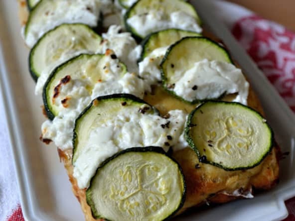 Pudding de pain courgettes, lardons fumés et chèvre