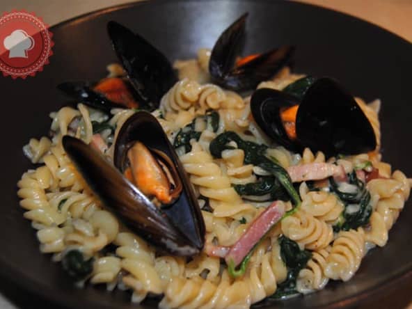 Pâtes aux épinards, moules et lardons