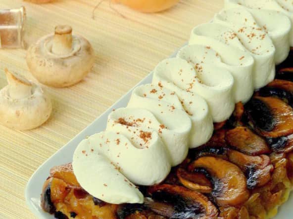 Tatin aux oignons et champignons caramélisés, Chantilly de fromage de chèvre