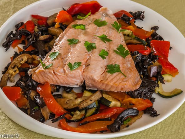 Saumon accompagné de légumes d'été rotis au four avec des trompettes de la mort