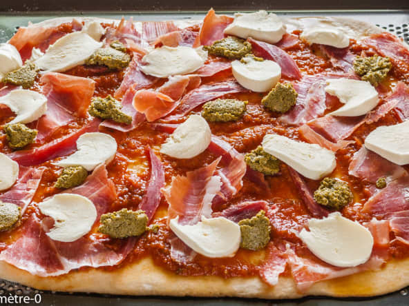 Pizza jambon, pesto et mozza