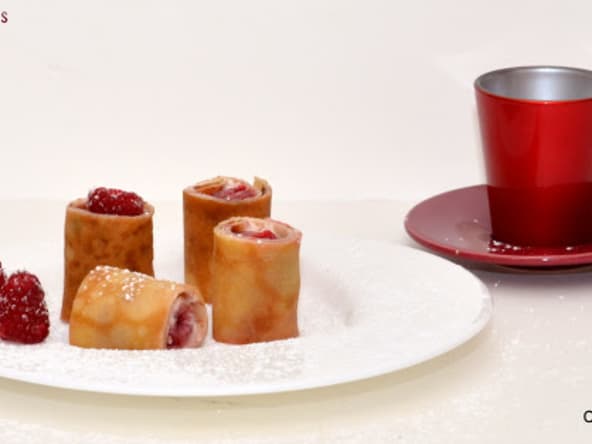 Makis de crêpes à la gelée de groseilles et framboises.