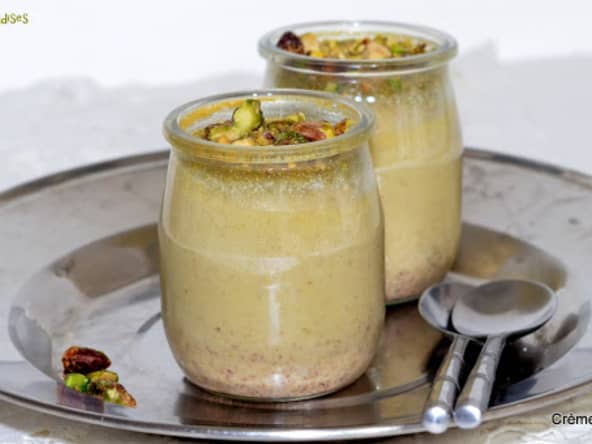 Petits pots de crème à la pistache.