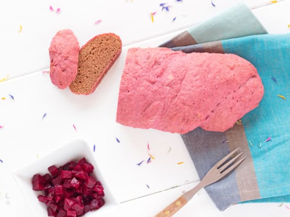 Beau pain tout rose à la betterave