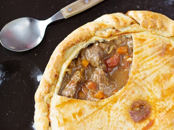 Bœuf braisé à la bière en pot pie : une tourte américaine