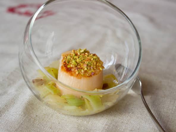 Verrine de Noix de Saint-Jacques sur lit de poireaux, saupoudrée de pistache