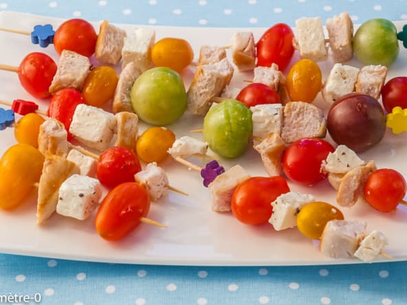 Brochettes de tomates cerises au poulet et à la fêta