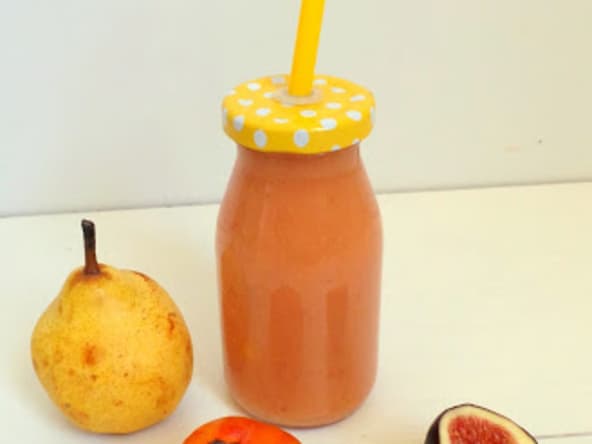 Smoothie d'automne poires, figues, prunes