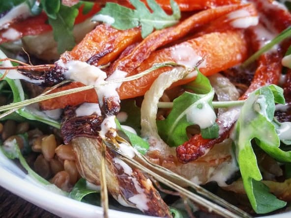 Salade petit épeautre, carottes et fenouil rôti, vinaigrette d'orange au tahini pour une entrée savoureuse