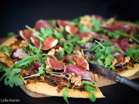 Pizza blanche au munster blanc, figues, roquette et jambon fumé
