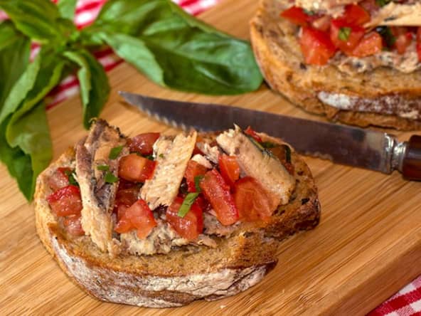 Bruschetta à la sardine, tomates et basilic