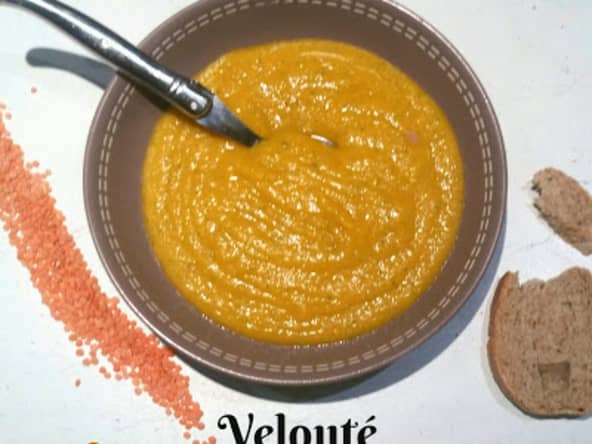 Velouté de butternut, lentilles corail au lait d'amandes