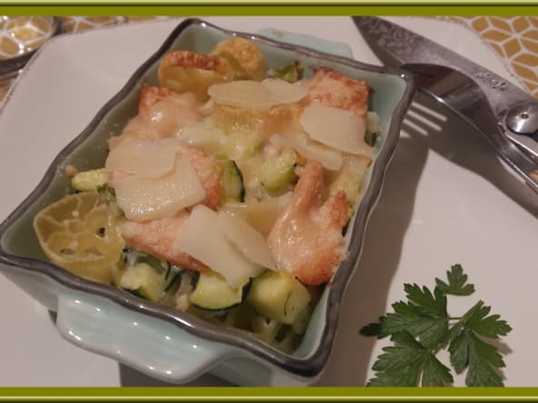 Gratin de pâtes aux courgettes et saumon fumé.