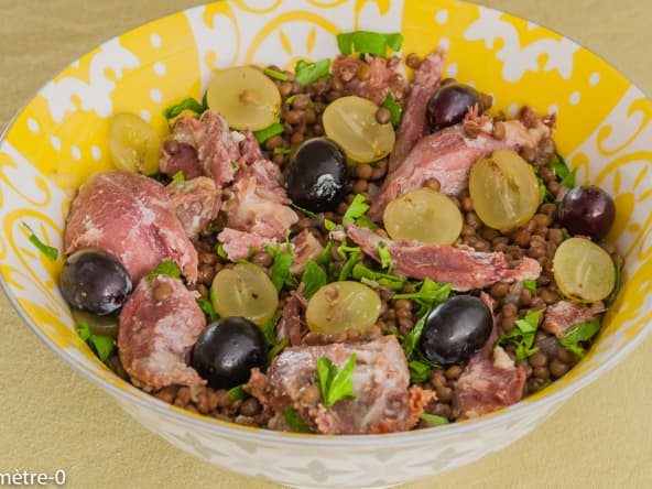 Salade de lentilles au confit de canard et raisins frais