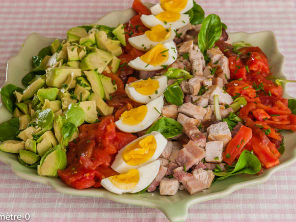 Salade complète dinde, poitrine, oeufs, avocats, tomates et Cie