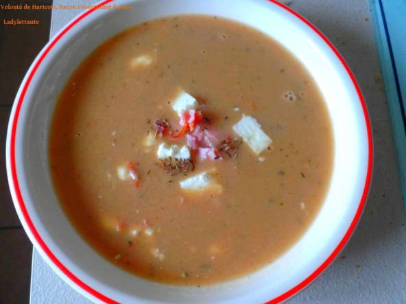 Velouté de haricots blancs, bacon croustillant et feta grecque