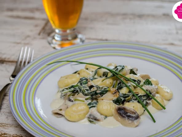 Gnocchis aux pousses d'épinards, champignons et au fromage frais