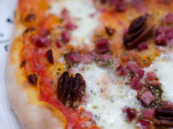 Pizza aux lardons et aux noix de pécan