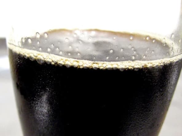 Cocktail de fruits noir sans alcool pour Halloween et sa main de glace