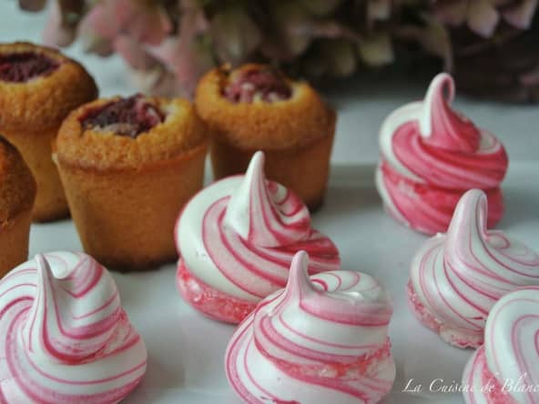 Meringues, financiers à la framboise et un thé à la rose