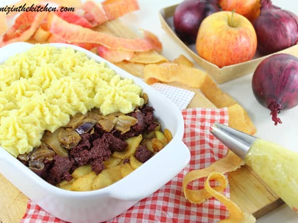Parmentier de boudin noir, pommes et oignons caramélisés