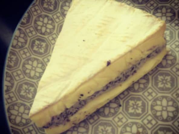 Brie de Nangis fourré à la tapenade, à la truffe ou au poivre