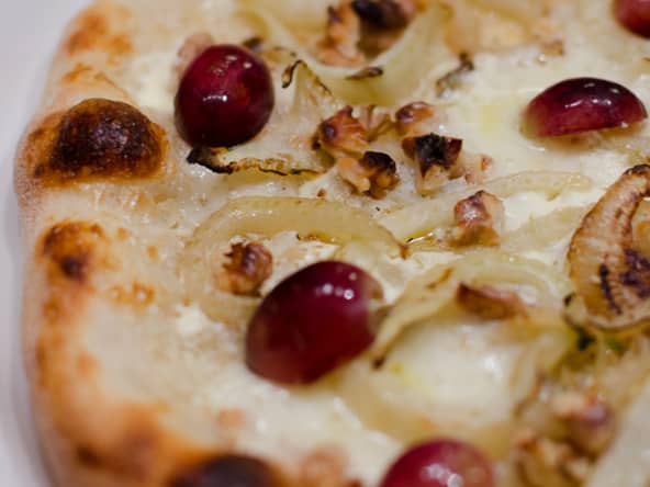 Pizza au fenouil, aux raisins et aux noix