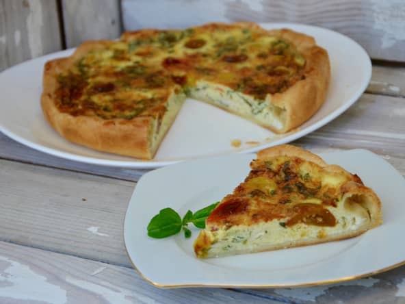 Quiche au fromage, tomates cerises et basilic