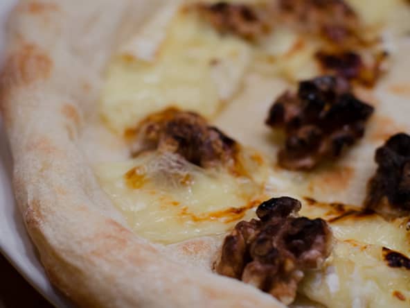 Pizza au camembert, au miel et aux noix