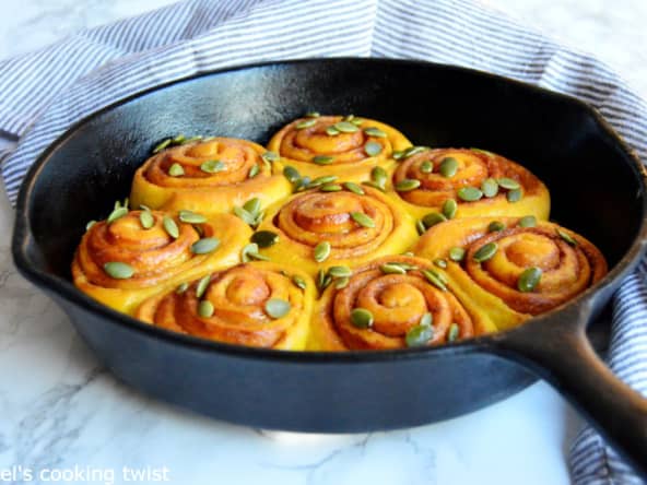 Petites brioches roulées à la citrouille pour le petit déjeuner
