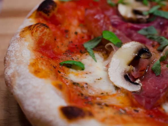 Pizza au jambon de Parme et aux champignons de Paris