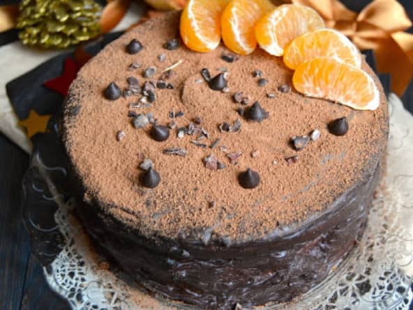 Layer cake au chocolat corsé, orange, épices et kaki : vegan et sans gluten