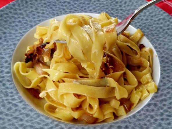 Pâtes réconfortantes aux oignons et sauce au comté