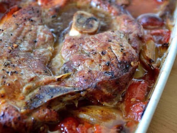 Rouelle de porc à la bière et aux tomates.