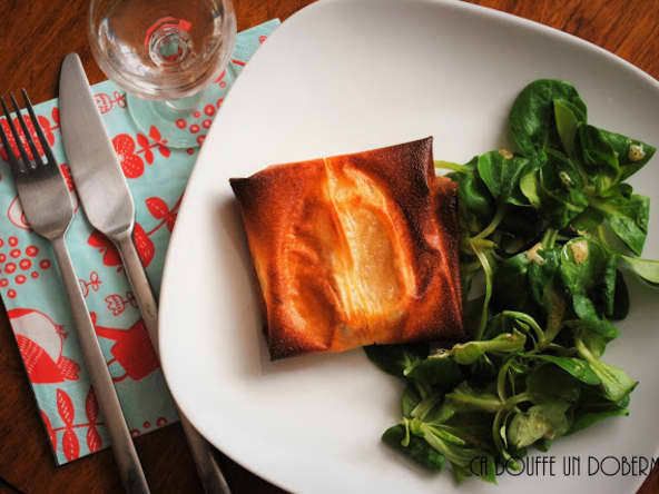 Brick pomme et camembert en entrée avec une salade