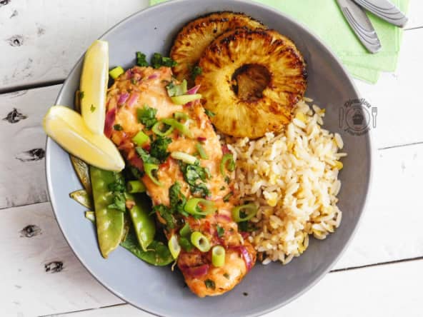 Saumon en papillote aux saveurs thaï, ananas grillés et pois gourmands