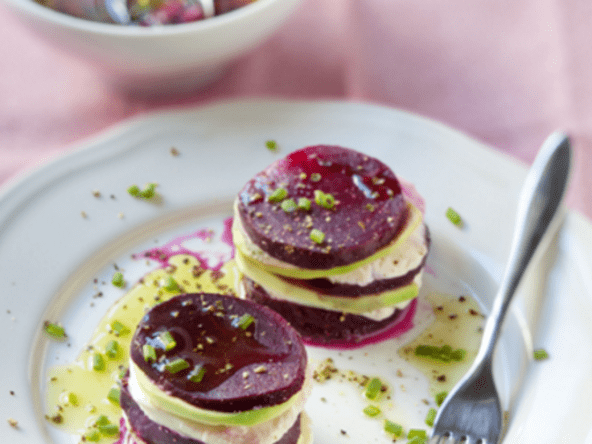 Mille feuille aux betteraves mozzarella et avocat (entrée)